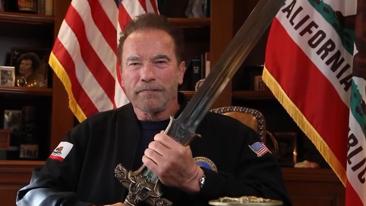 Nejhorší prezident, řekl o Trumpovi Schwarzenegger s mečem Barbara Conana v ruce